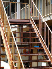 古いアパートの錆びた鉄骨階段