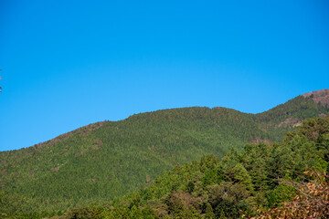 青空の山