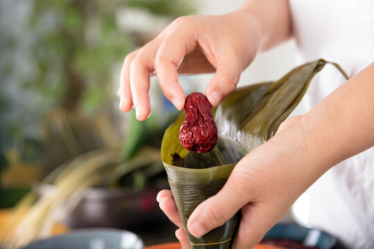 The Chinese are making zongzi for the Dragon Boat Festival - Powered by Adobe