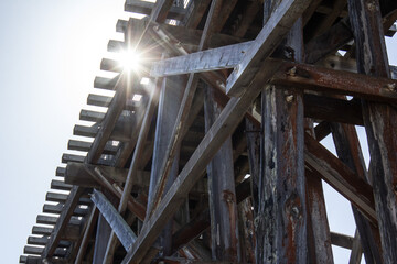 Soleil et pont de bois