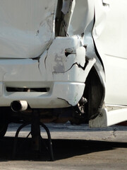 交通事故で車輪が外れた軽四