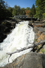 Chutes Marcotte de la rivière Noire avec passerelle pour marcheurs au parc naturel régional de...