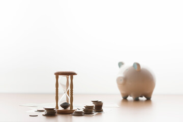 豚の貯金箱とお金と砂時計