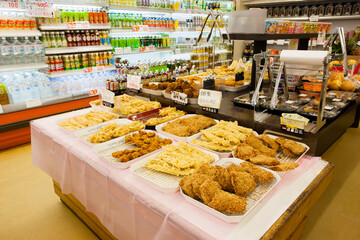 スーパーマーケットの揚げ物コーナー