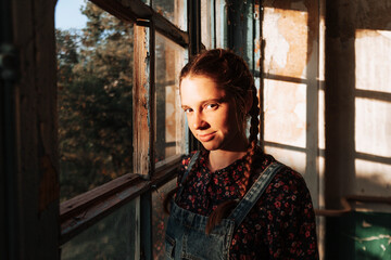 Fototapeta premium girl at the old window