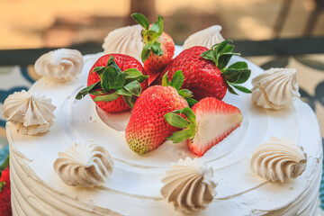 Strawberry cake with sighs of sugars
