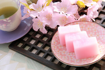 お茶と桜色のウイロウ