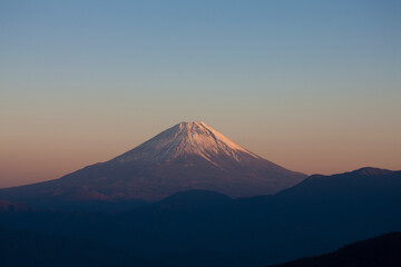 櫛形山からの夕日に染まる富士山