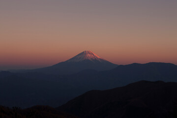 櫛形山からの夕日に染まる富士山