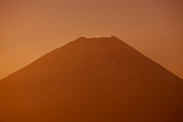 Fototapeta na wymiar 櫛形山から日の出の富士山