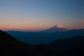 櫛形山からの夕日に染まる富士山