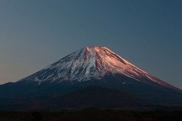 精進湖から夕日に染まる富士山