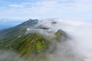 知床連山から流れる雲の滝（北海道・知床）