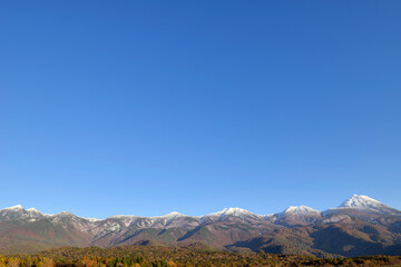 秋の知床連山と青空（北海道・知床）