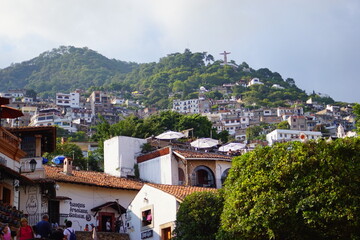 メキシコのコロニアル都市のタスコの町並みと山並み