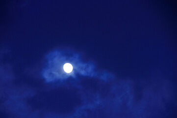 Fototapeta na wymiar 雲間の月