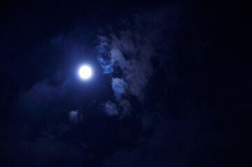 雲間の月