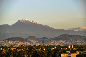 volcanes popocatepetl e iztaccihuatl al atardecer vistos desde la ciudad de mexico