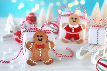 Gingerbread man cookies with Christmas gift boxes on Christmas decoration table.  Christmas and new year greeting card. ジンジャーマンクッキー クリスマスギフト