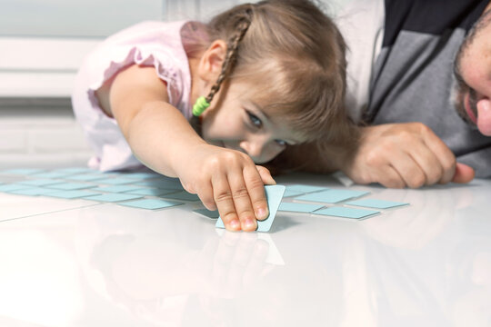 Memo cards for early childhood memory development/ dad and little daughter play together