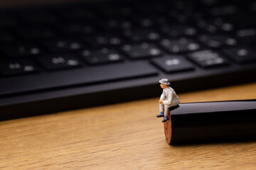 印鑑に座って考える男とパソコンのキーボード