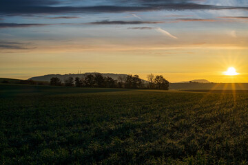 Obraz premium sunset over the field