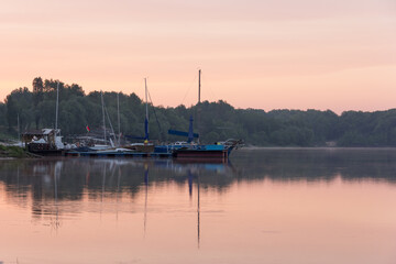 Fototapeta na wymiar anchorage of yachts on the lake at dawn