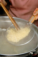 麺をゆでる