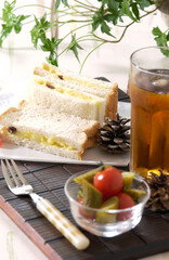 サンドウィッチとサラダ