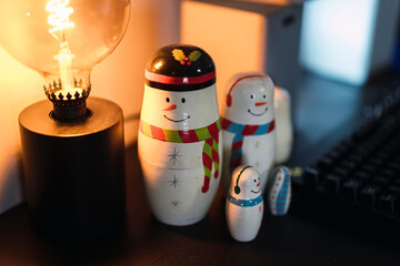 Figuritas de navidad en mesa de escritorio
