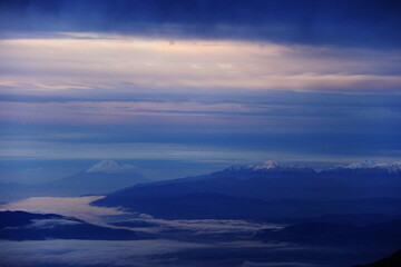 北アルプスの朝　燕岳からの風景　富士山と南アルプス（甲斐駒ヶ岳、北岳、仙丈ヶ岳）遠景