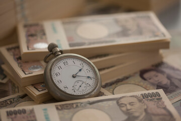 札束と懐中時計