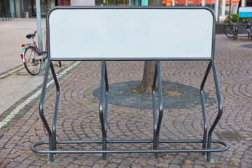 Leerer Fahrradständer mit Werbefläche Mock-Up