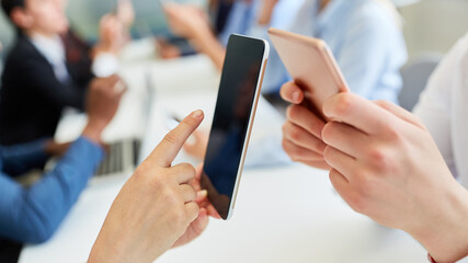 Hände von Business Leuten bedienen Smartphone