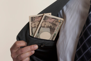 札束を持つ男性