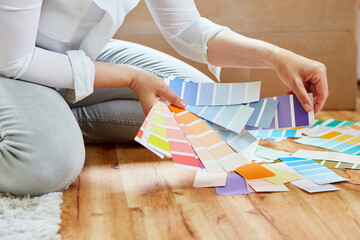 Frau als DIY Heimwerker mit Farbpalette