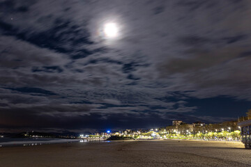 Luna asomándose en la playa