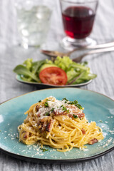 Spaghetti Carbonara auf einem blauen Teller