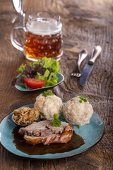 bayerischer Schweinebraten mit Knödeln