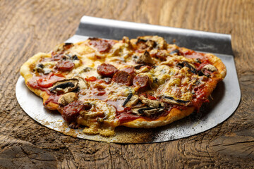 Pizza mit Heber auf Holz