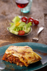 italienische Lasagne auf einem blauen Teller