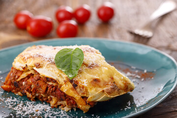 italienische Lasagne auf einem blauen Teller
