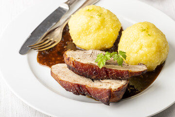 bayerischer Schweinebraten mit Knödeln