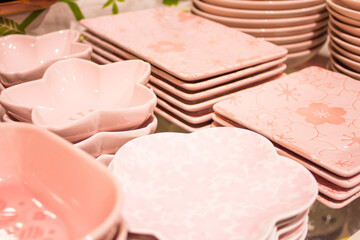 たくさんの桜の花モチーフのピンクの食器