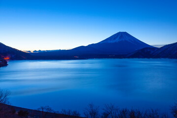 本栖湖の夜明け　山梨県身延町にて