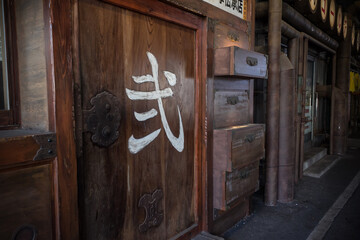 白い文字で「2」と書かれた扉