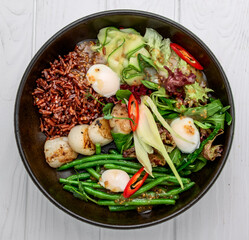 Warm salad of green beans, wild rice and scallop