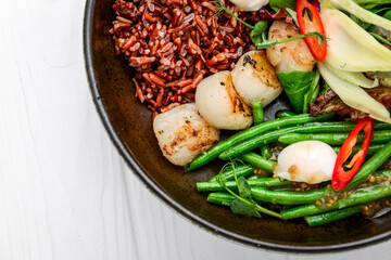 Warm salad of green beans, wild rice and scallop