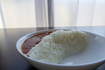 アーチ式ダムの形のダムカレー
