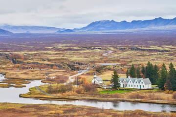 Meseta de Islandia con una iglesia con cementerio 